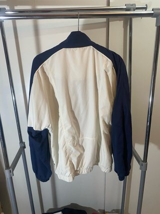 Chaqueta deportiva azul y blanca