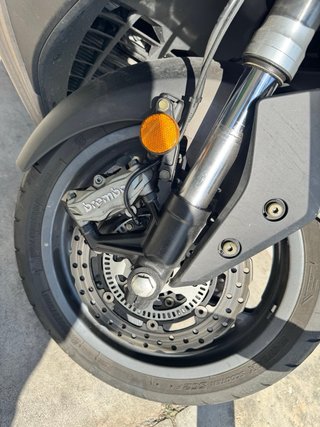 Kymco AK550 Maxi Scooter Negra/Gris