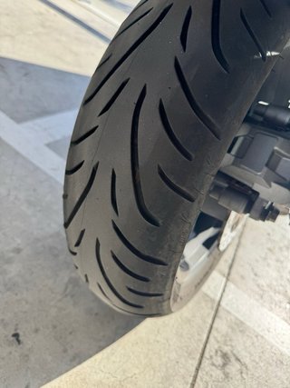Kymco AK550 Maxi Scooter Negra/Gris