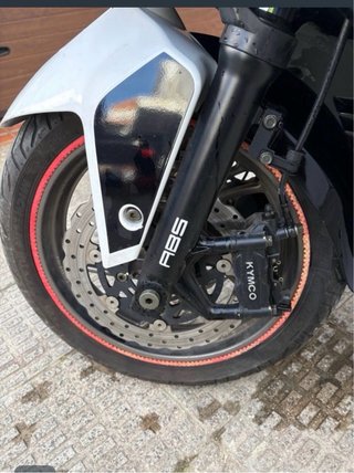 Kymco 400cc Maxi Scooter Blanco y Azul