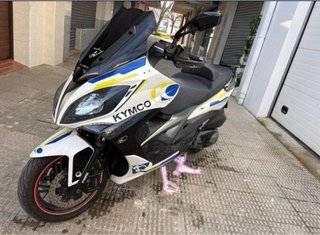 Kymco 400cc Maxi Scooter Blanco y Azul