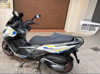Kymco 400cc Maxi Scooter Blanco y Azul