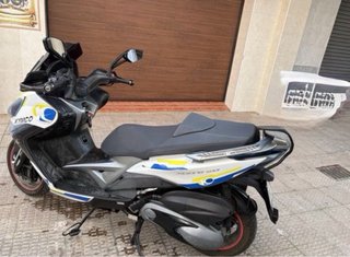 Kymco 400cc Maxi Scooter Blanco y Azul