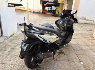 Kymco 400cc Maxi Scooter Blanco y Azul