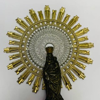 Virgen con Niño y gran aureola dorada