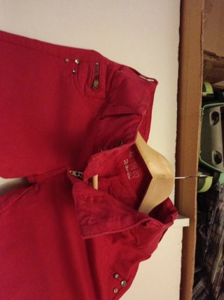Pantalón pitillo rojo con pedrería