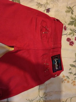 Pantalón pitillo rojo con pedrería