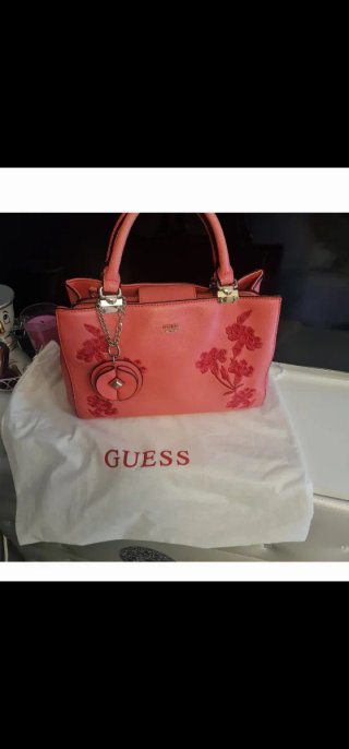 Bolso Guess rosa con flores rojas