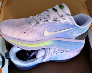 Zapatillas sneakers Nike Zoom Vomero, talla 37.5
