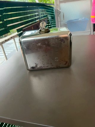 Caja de caudales metálica con llave