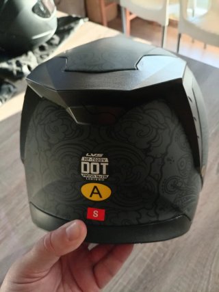 Casco de moto negro con diseño. Talla S.