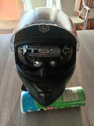 Casco de moto negro con diseño. Talla S.