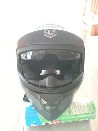 Casco de moto negro con diseño. Talla S.