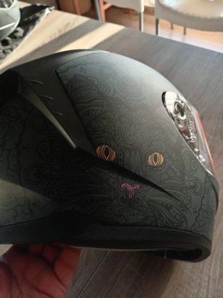 Casco de moto negro con diseño. Talla S.