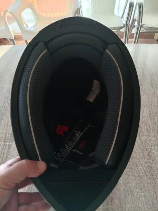 Casco de moto negro con diseño. Talla S.