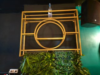 Botellero dorado de diseño.