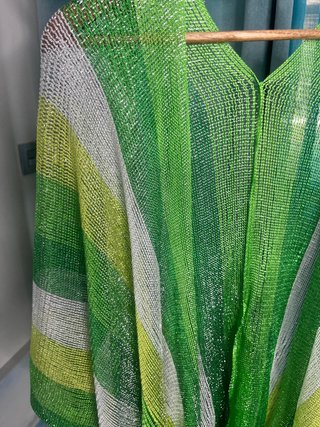 Poncho de playa verde calado con cinturón
