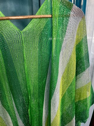 Poncho de playa verde calado con cinturón