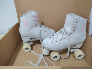 Patines de 4 ruedas blancos con detalles rosas