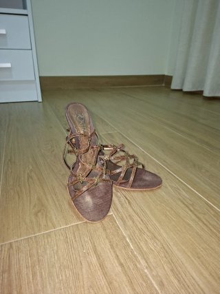 Tacones bajos con diseño de redecillas