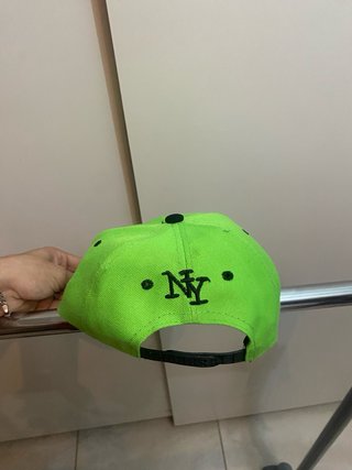 Gorra Gris y Roja con Escudo