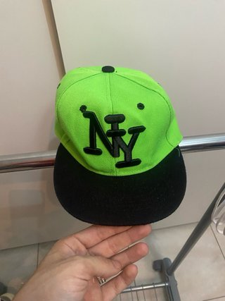Gorra Gris y Roja con Escudo