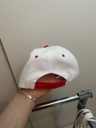 Gorra Gris y Roja con Escudo