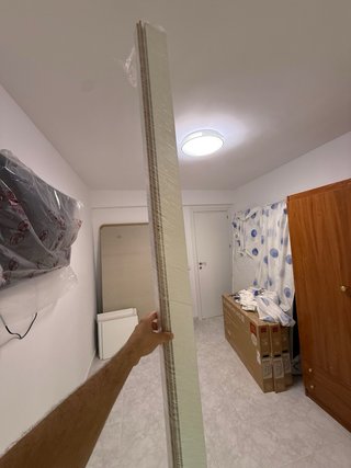 Puerta blanca interior con manilla