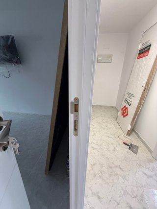 Puerta blanca interior con manilla