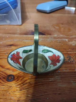 Cestita de latón esmaltada con flores
