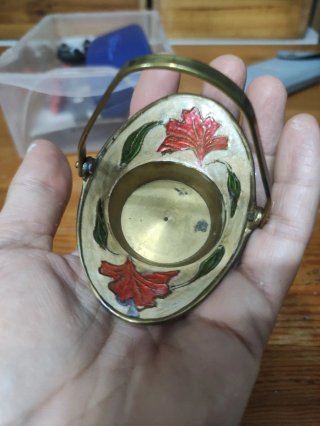 Cestita de latón esmaltada con flores