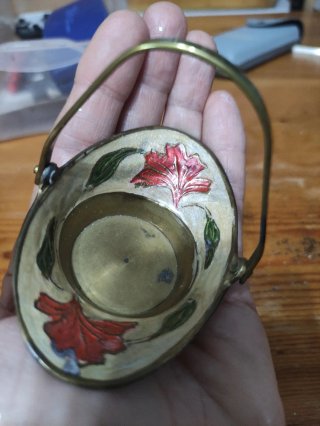 Cestita de latón esmaltada con flores