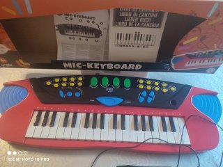Micrófono y teclado órgano infantil
