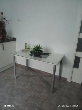 Mesa de cristal y metal