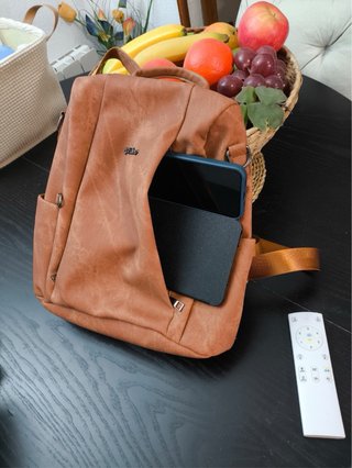 Mochila marrón usada una vez,tamaño medio.