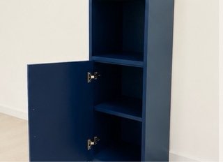 Estantería azul con puerta