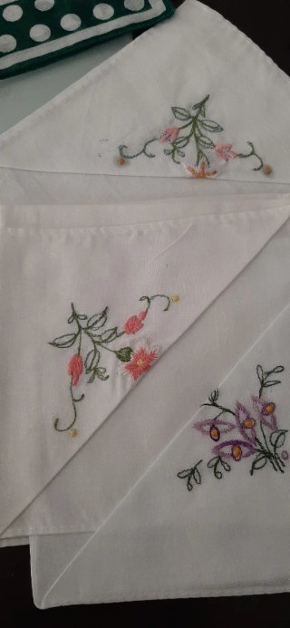 Lote 20 Pañuelos Vintage, estampados y bordados.