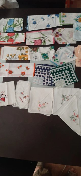 Lote 20 Pañuelos Vintage, estampados y bordados.