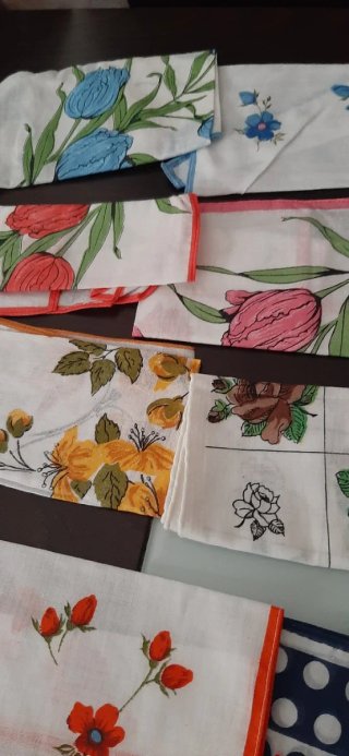 Lote 20 Pañuelos Vintage, estampados y bordados.