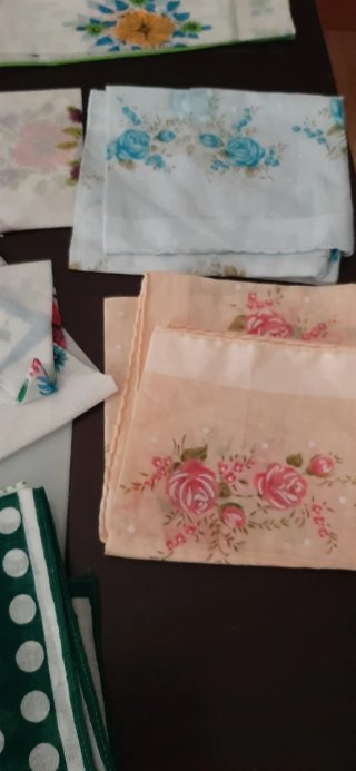 Lote 20 Pañuelos Vintage, estampados y bordados.