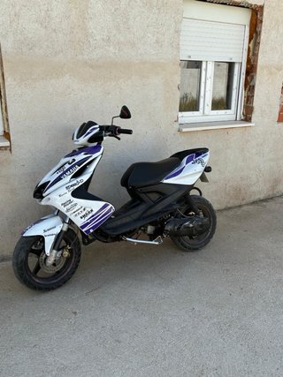 Yamaha Aerox Scooter Blanco y Morado