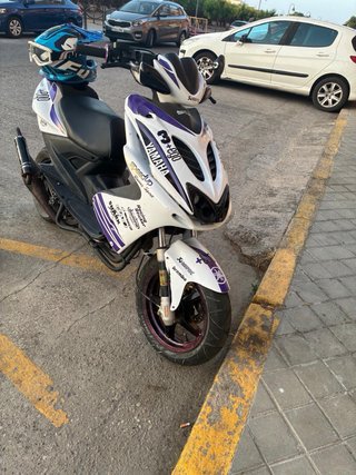 Yamaha Aerox Scooter Blanco y Morado