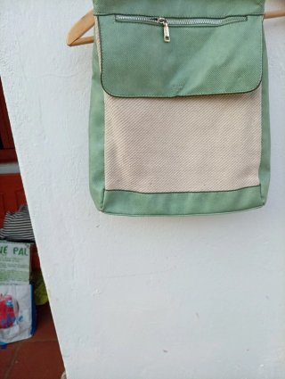 Mochila Misako antirrobo verde y beige,