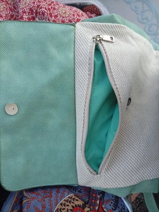 Mochila Misako antirrobo verde y beige,