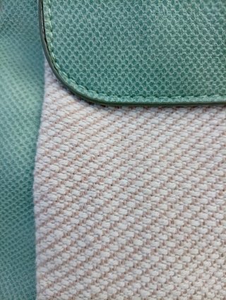 Mochila Misako antirrobo verde y beige,
