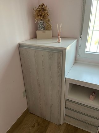Escritorio blanco de madera con tocador y luz
