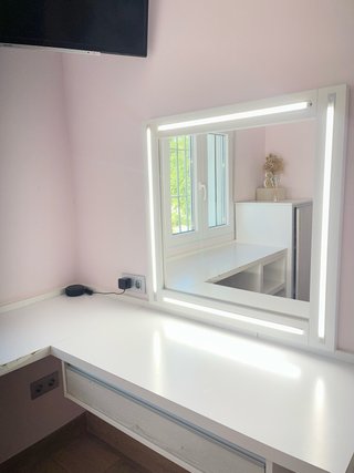 Escritorio blanco de madera con tocador y luz