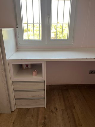 Escritorio blanco de madera con tocador y luz