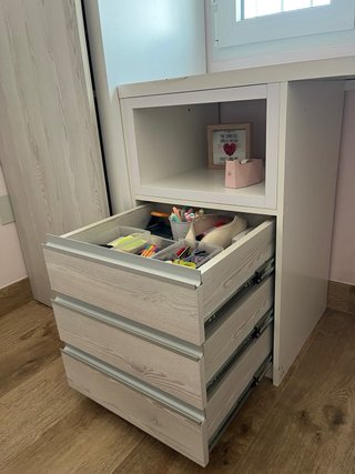 Escritorio blanco de madera con tocador y luz