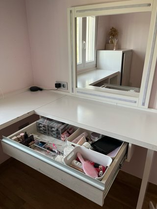 Escritorio blanco de madera con tocador y luz